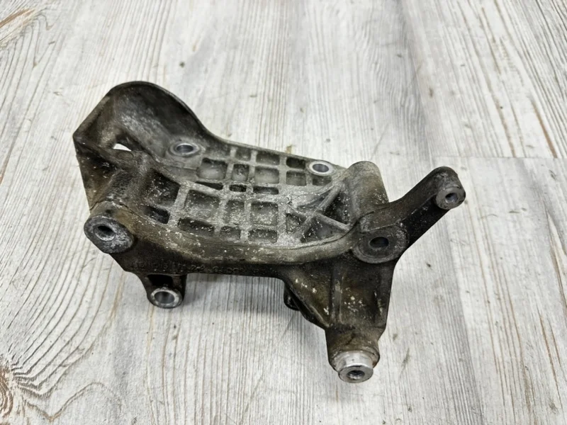 Кронштейн генератора VW Touareg NF 2013 7P