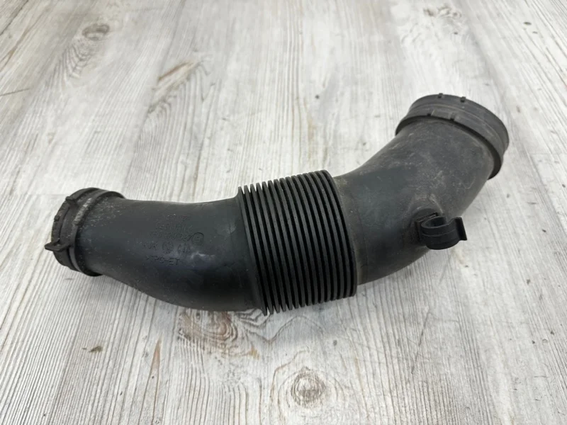 Патрубок воздушного фильтра VW Touareg NF 2013 7P