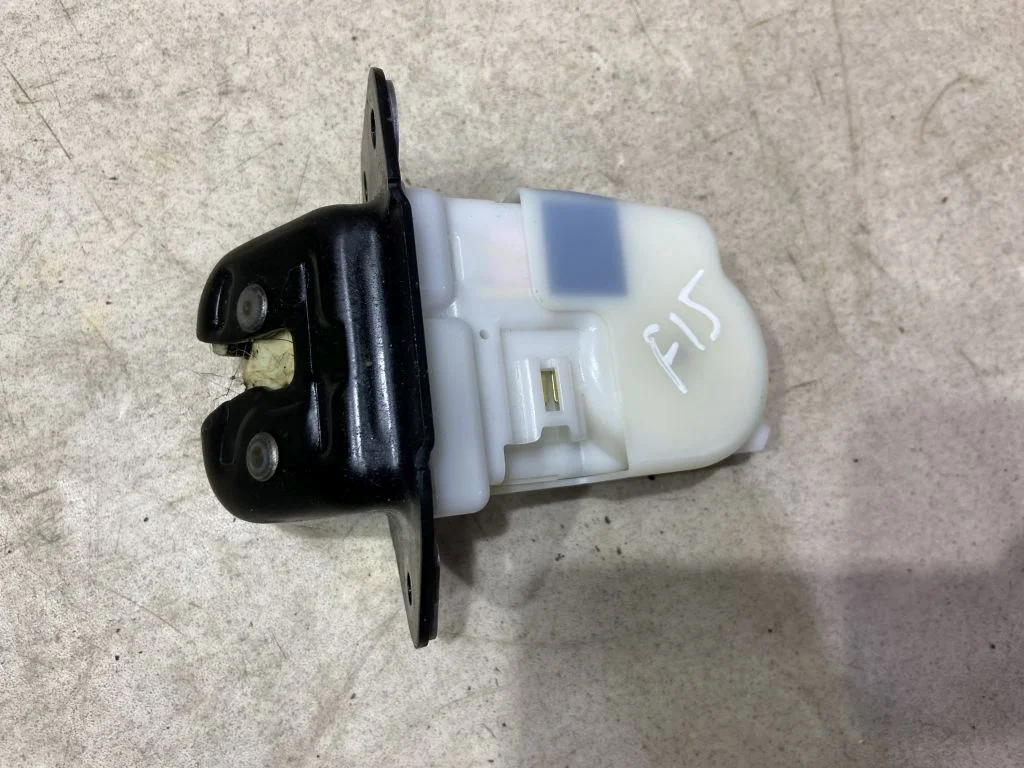 Замок багажника  Ниссан Жук Ф15