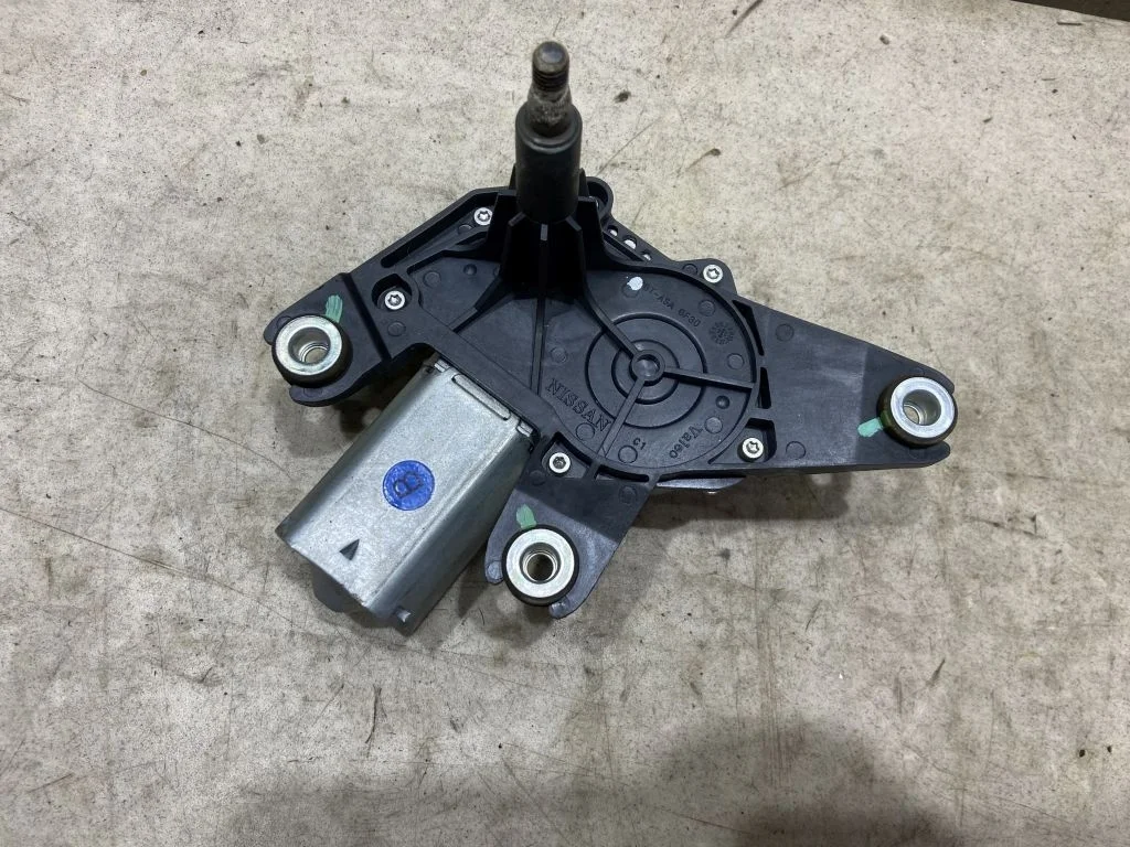 Моторчик очистителя задний Nissan Juke F15