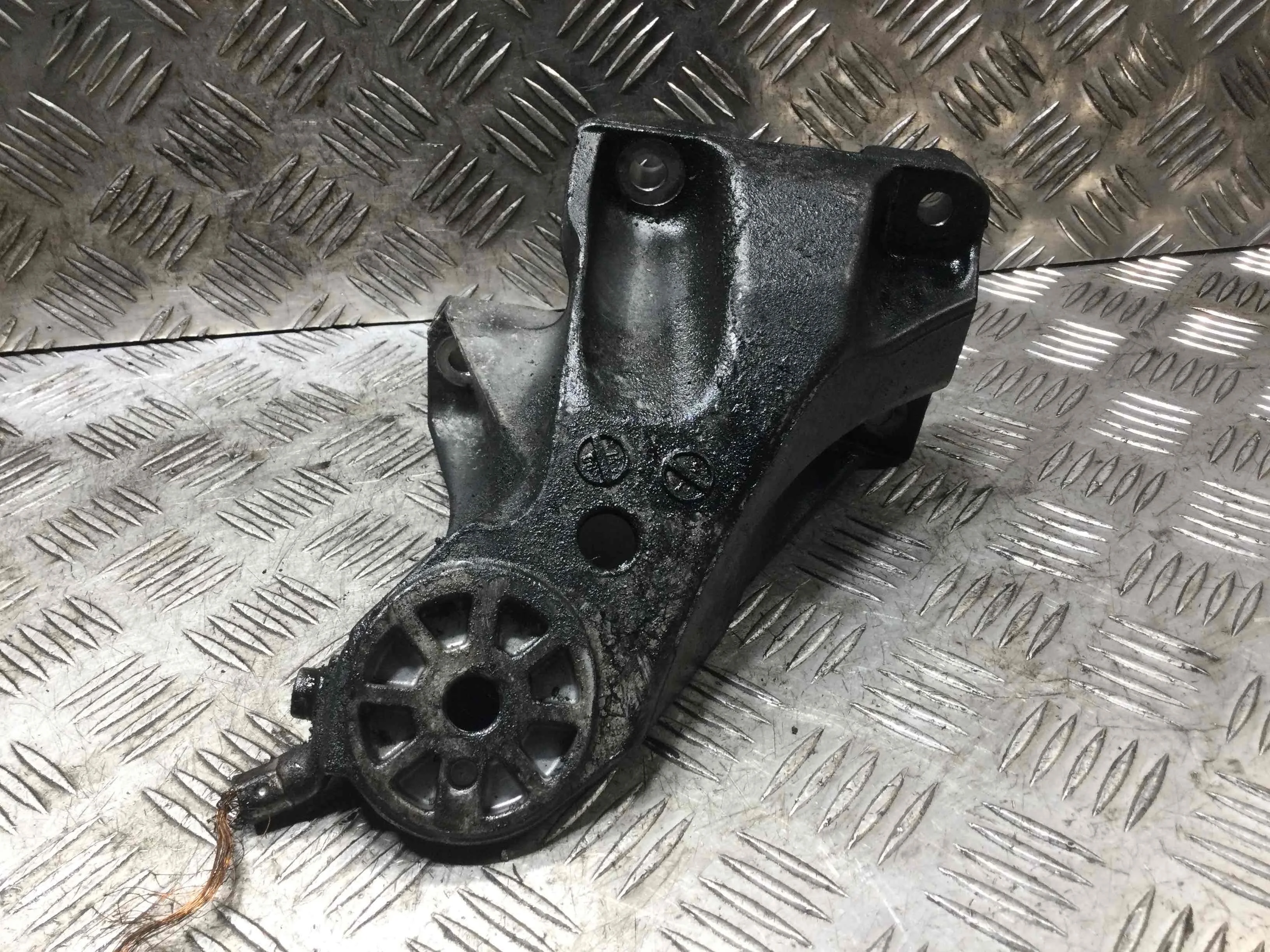 Кронштейн двигателя Volkswagen Touareg 1 поколение 2002-2007 дизель 3.0 TDI Автомат Внедорожник