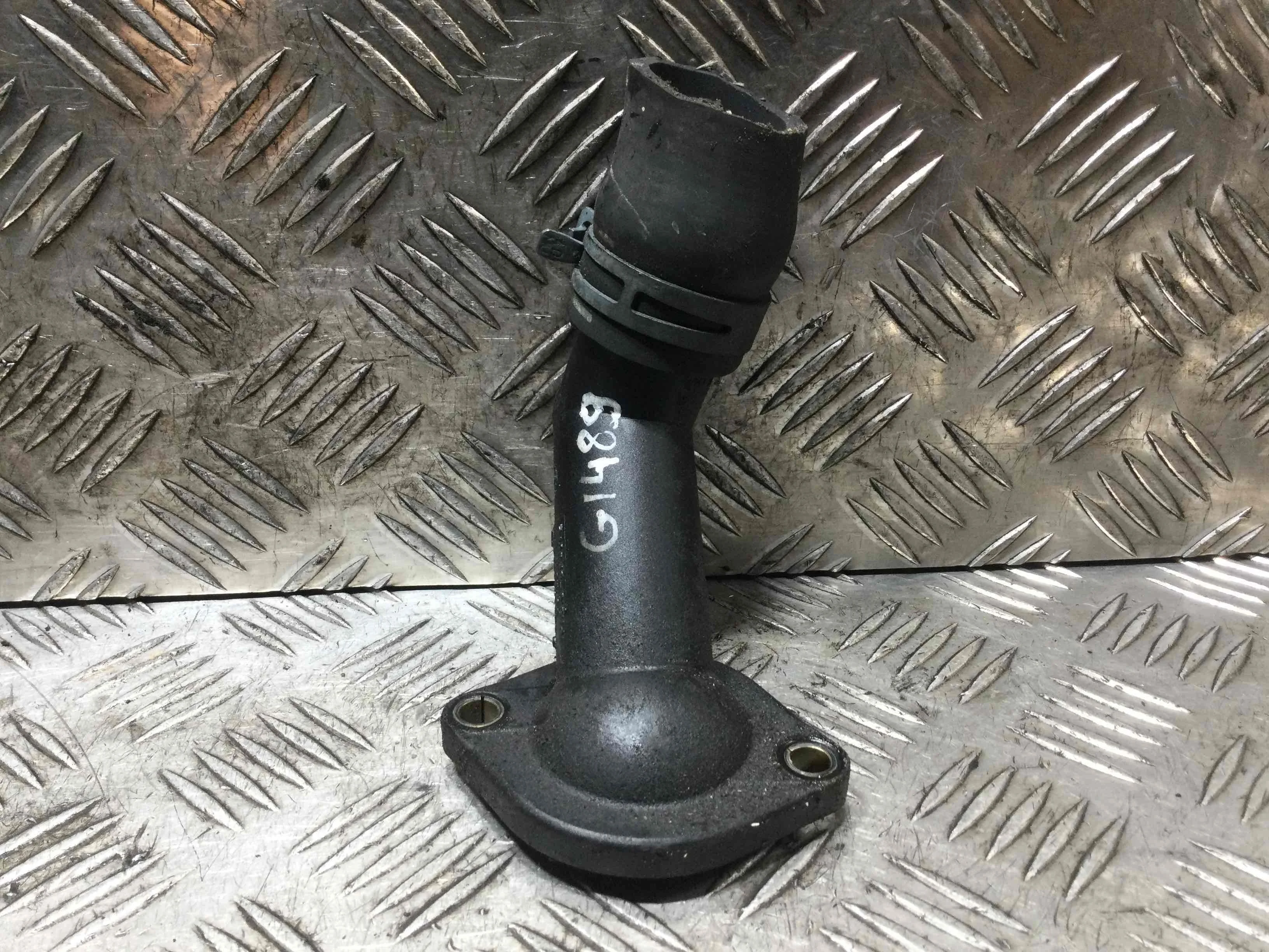 Фланец (тройник) системы охлаждения Audi A3 8L (1996-2000) бензин 1.8 i Автомат Х/б