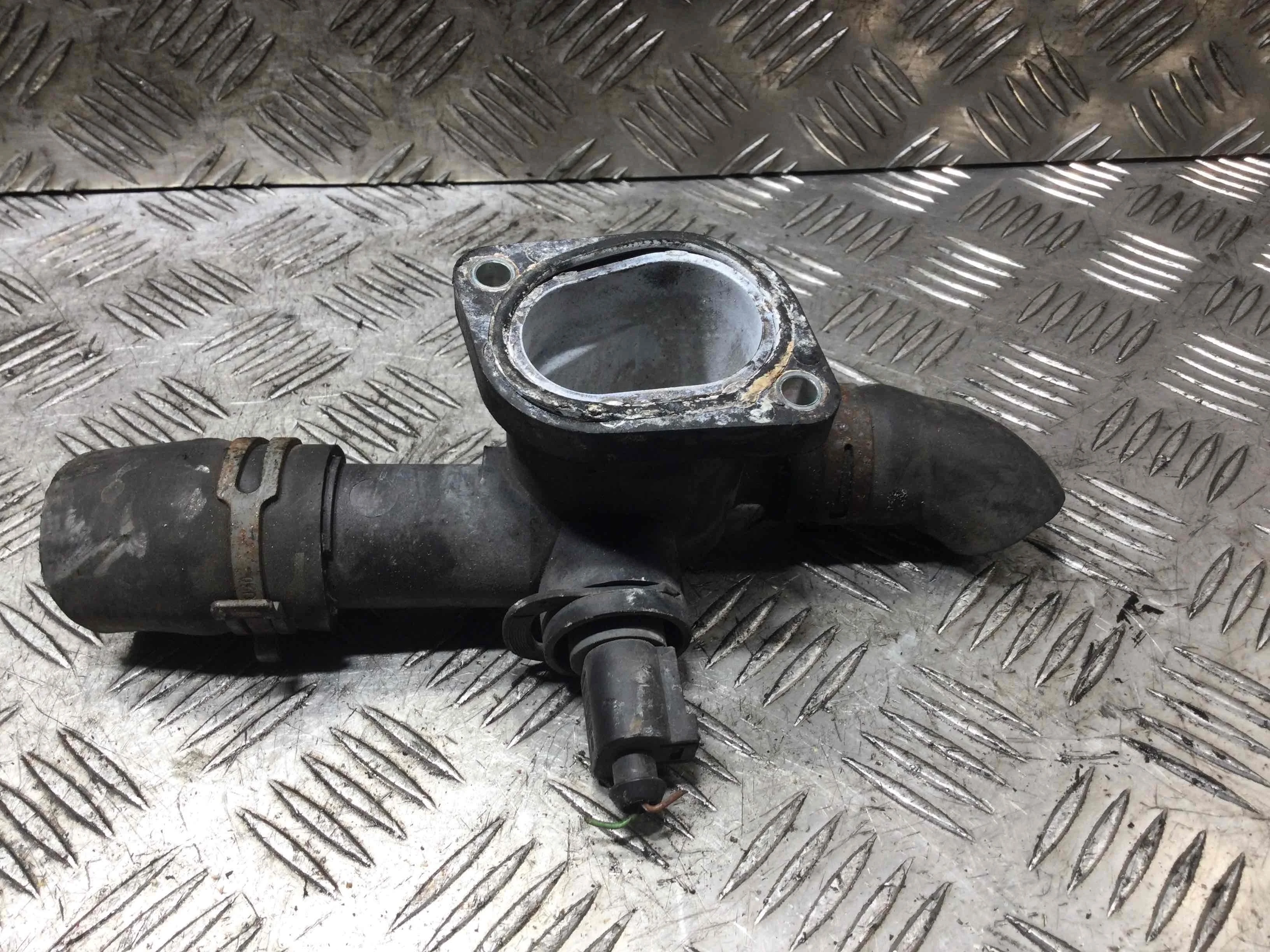 Фланец (тройник) системы охлаждения Audi A3 8P/8PA [рестайлинг] (2004-2008) бензин 1.6 i Механика