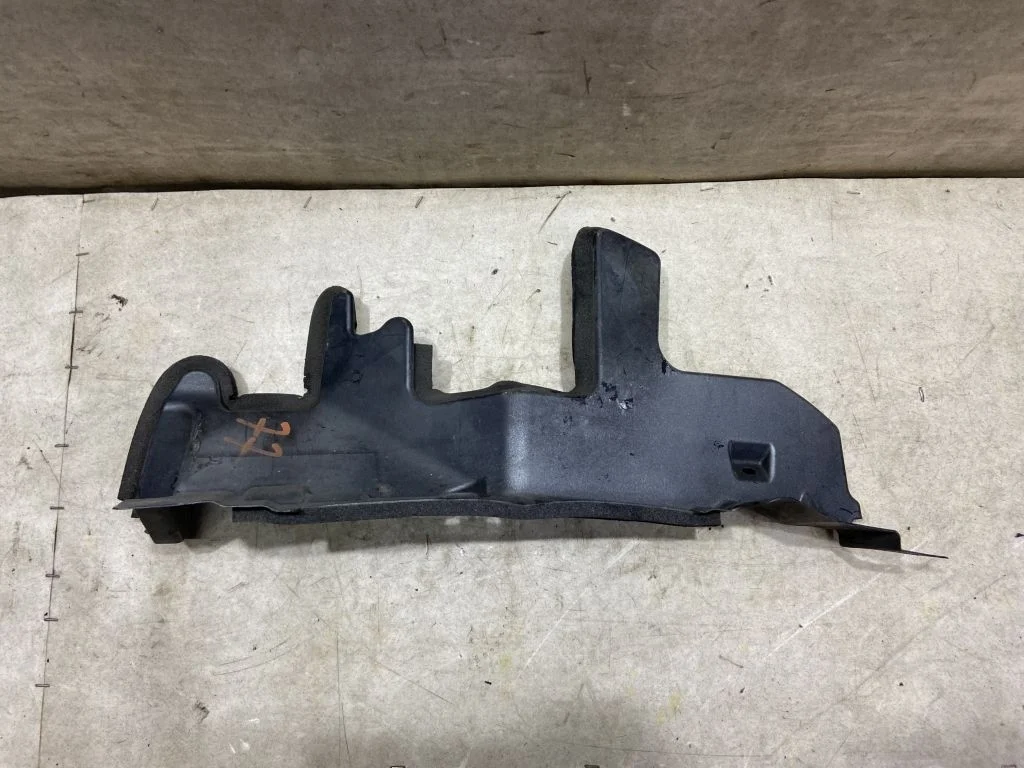 Дефлектор радиатора правый Nissan Juke F15