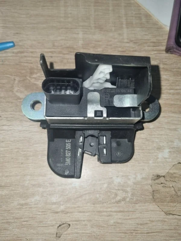 Замок багажника Volkswagen Tiguan 2010 5N1