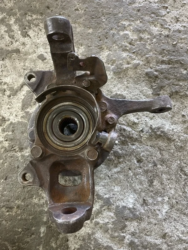 Кулак поворотный левый Mitsubishi L200 (2006-2015) 2011 MR992377