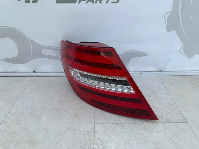 Фонарь задний левый Mercedes-benz W204