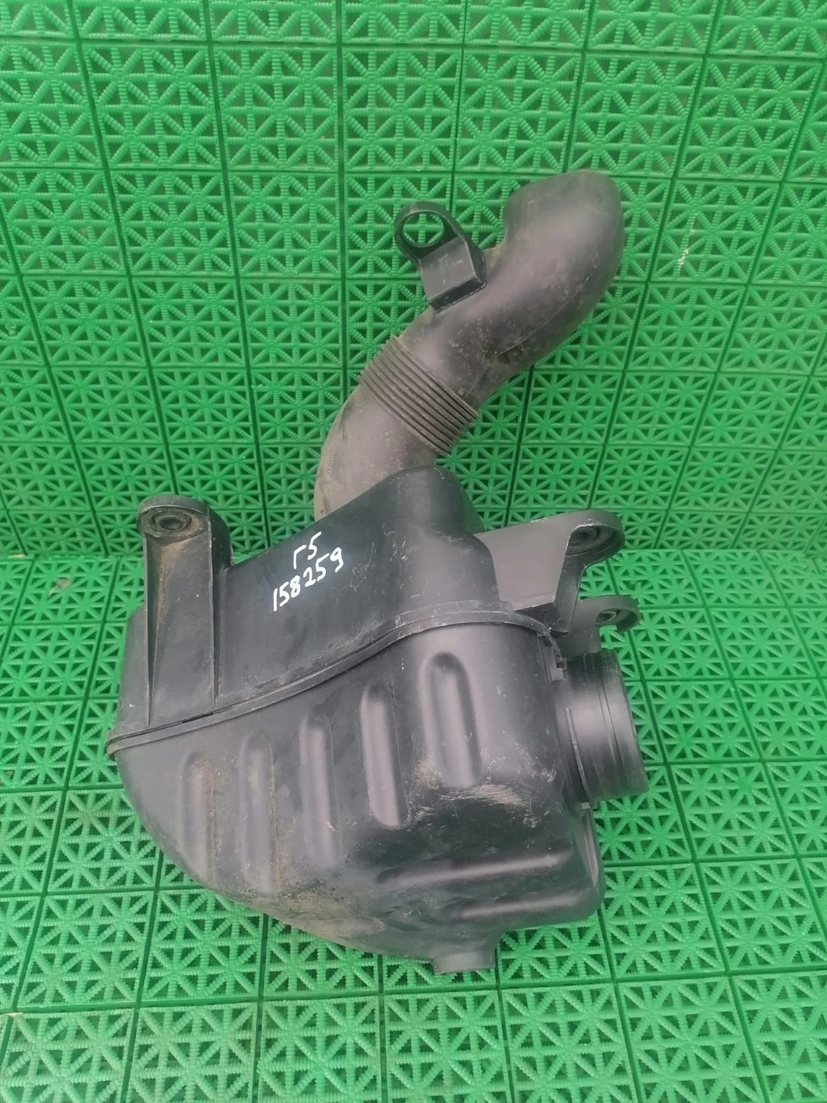 Резонатор воздушного фильтра AUDI A3, SKODA OCTAVIA 1Z, GOLF 5/5+/6, JETTA 5, VOLKSWAGEN PASSAT B6, CADDY, TOURAN 1,6/2,0 BSE/BVY 2004- б/у A3(2004-2013);GOLF 5(2004-2009);PASSAT B6(2005-2010);JETTA 5(2005-2009);TOURAN(2003-2010)