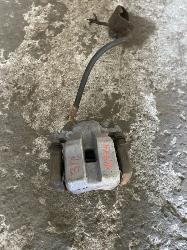 Суппорт задний правый Toyota Rav 4 (Xa30) (2005-2014) 2009 4783042061 3.5 I 2GRFE