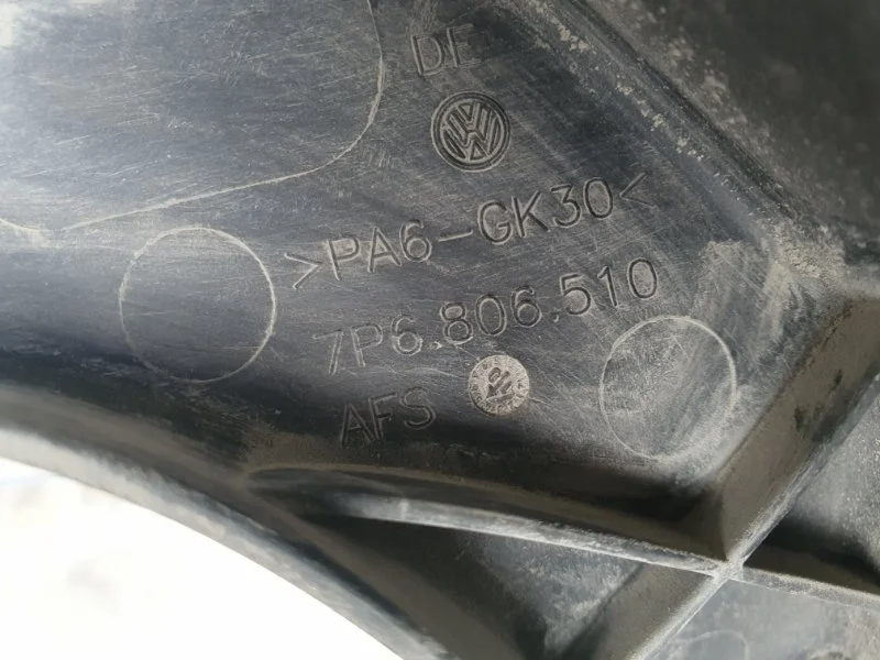 Кронштейн фары Volkswagen Touareg 2010-2014 NF