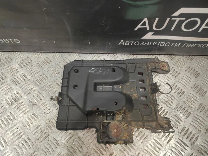 Площадка под АКБ Kia Ceed 2011 371502H100 ED УНИВЕРСАЛ G4GC