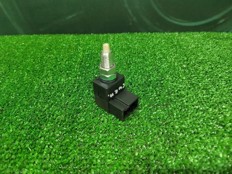 Датчик стоп сигнала Kia Ceed 2011 938103K000 ED УНИВЕРСАЛ G4GC