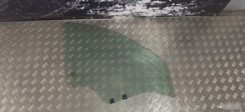 Стекло Renault Logan 8200240555 1.4, переднее правое