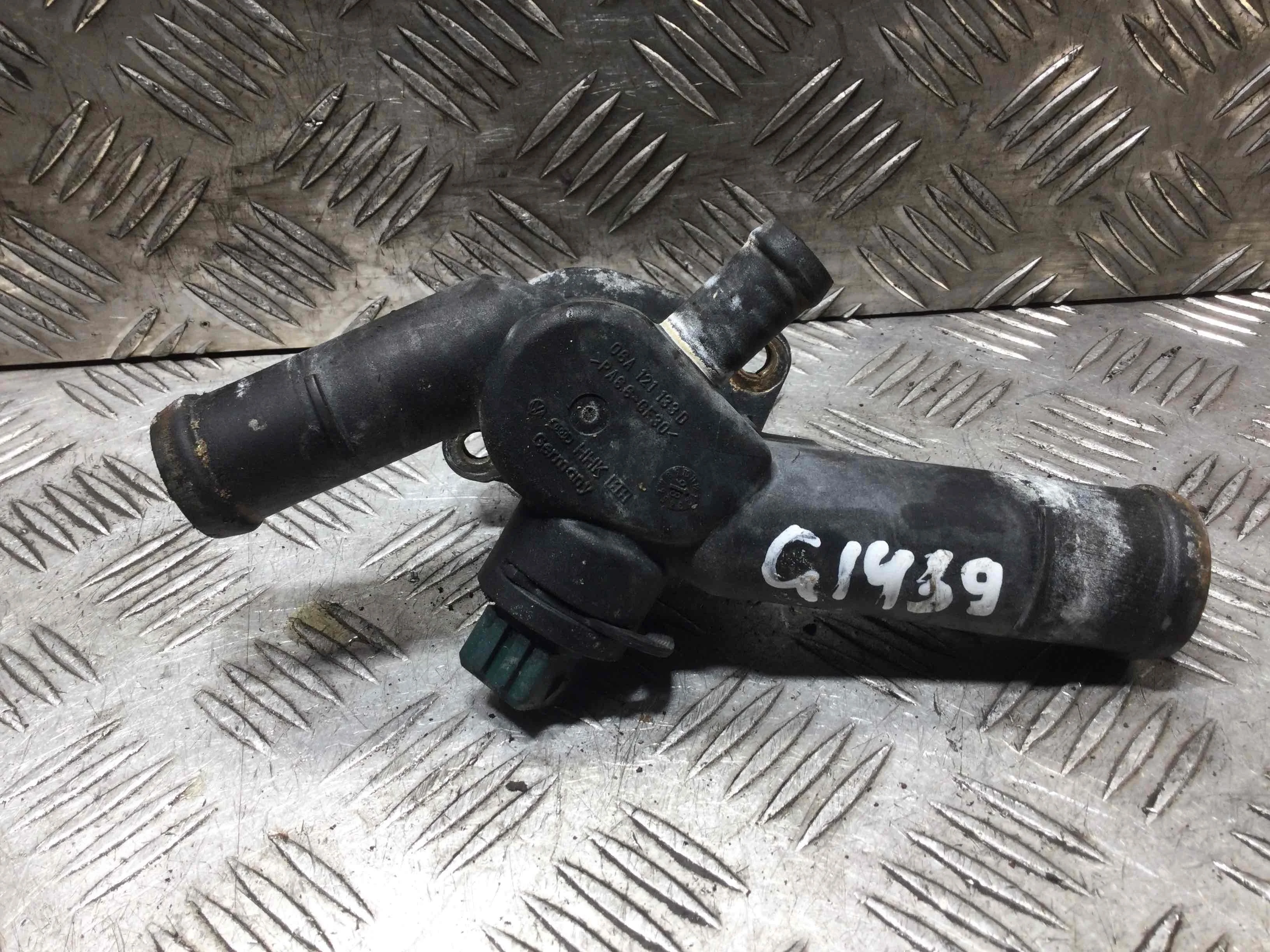 Фланец (тройник) системы охлаждения Volkswagen Golf 4 поколение (1997-2004) бензин 1.6 i Механика Х/б