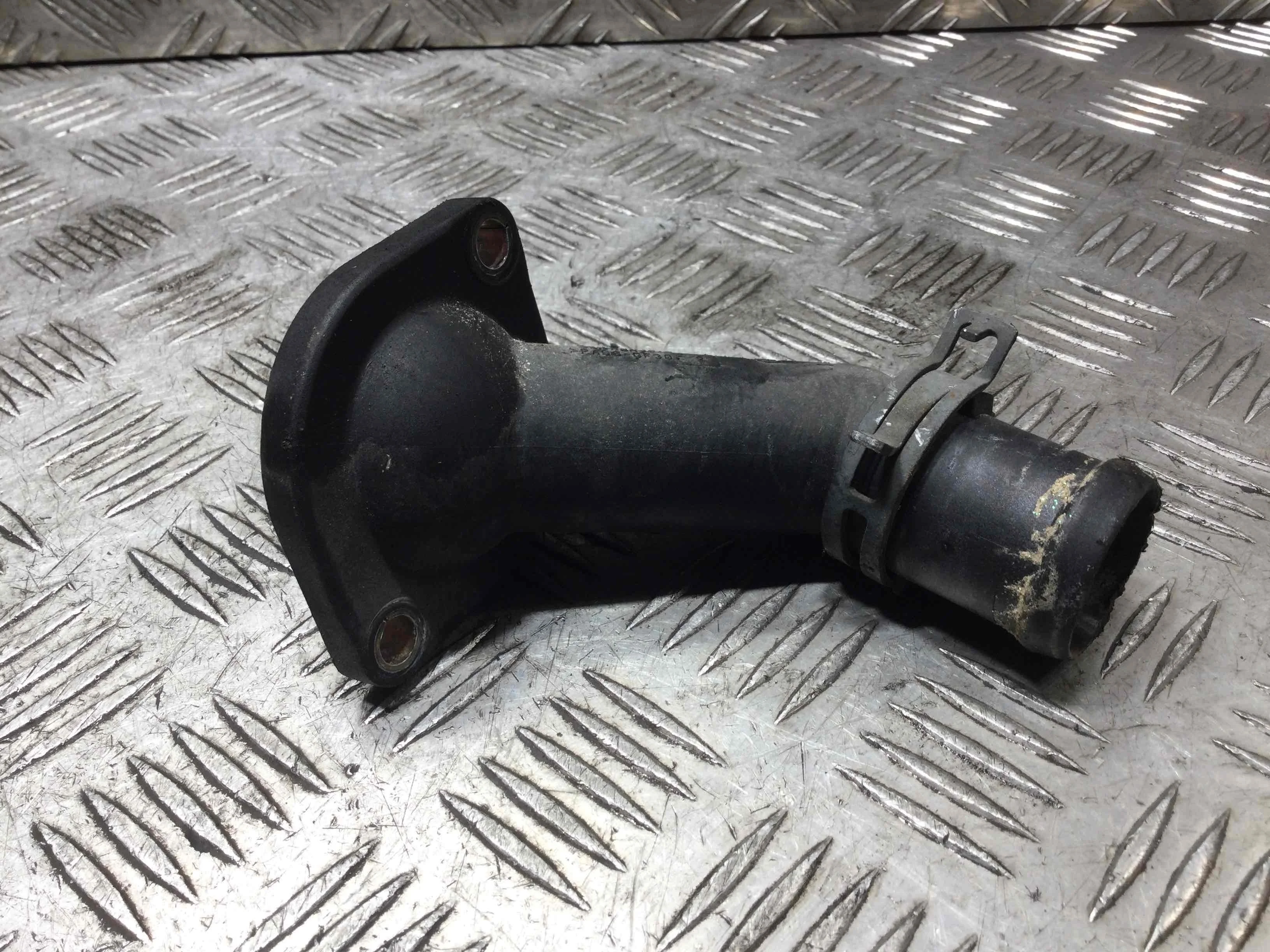 Фланец (тройник) системы охлаждения Volkswagen Golf 4 поколение (1997-2004) бензин 1.6 i Механика Х/б