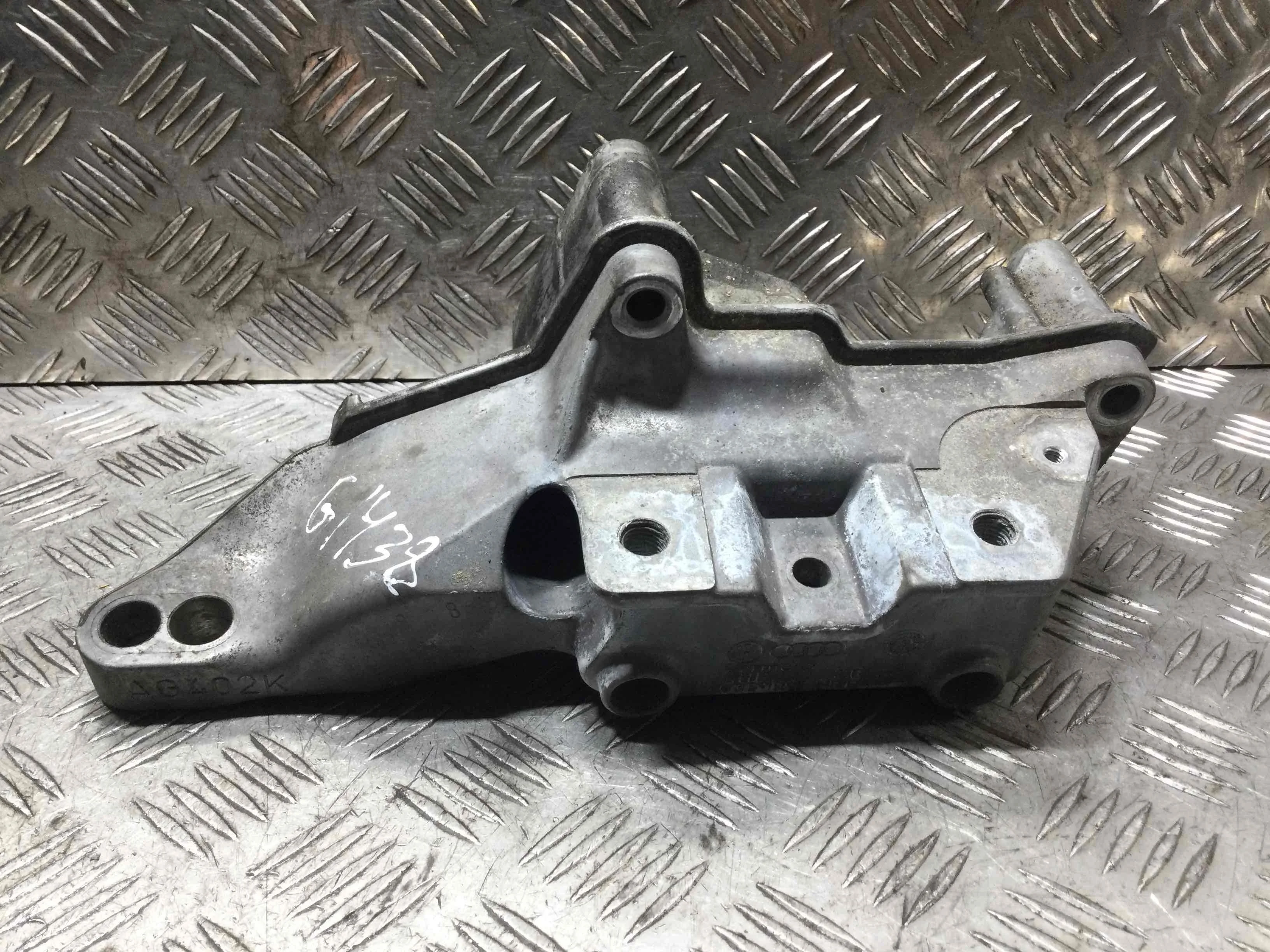 Кронштейн двигателя Volkswagen Golf 4 поколение (1997-2004) бензин 1.4 i Механика Универсал