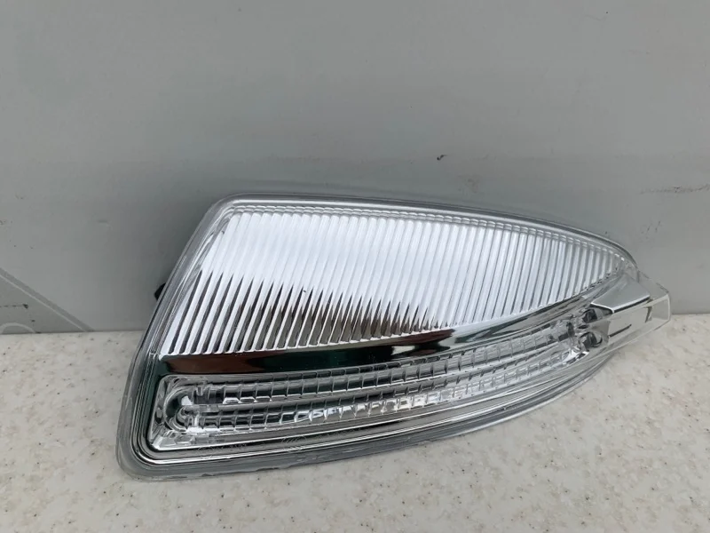 Повторитель зеркало левый Mercedes-benz W204