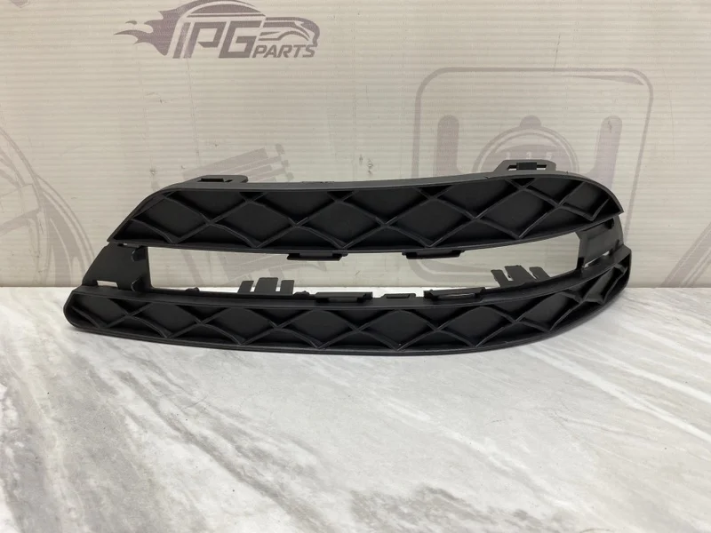 Решетка переднего бампера левая Mercedes-benz W204