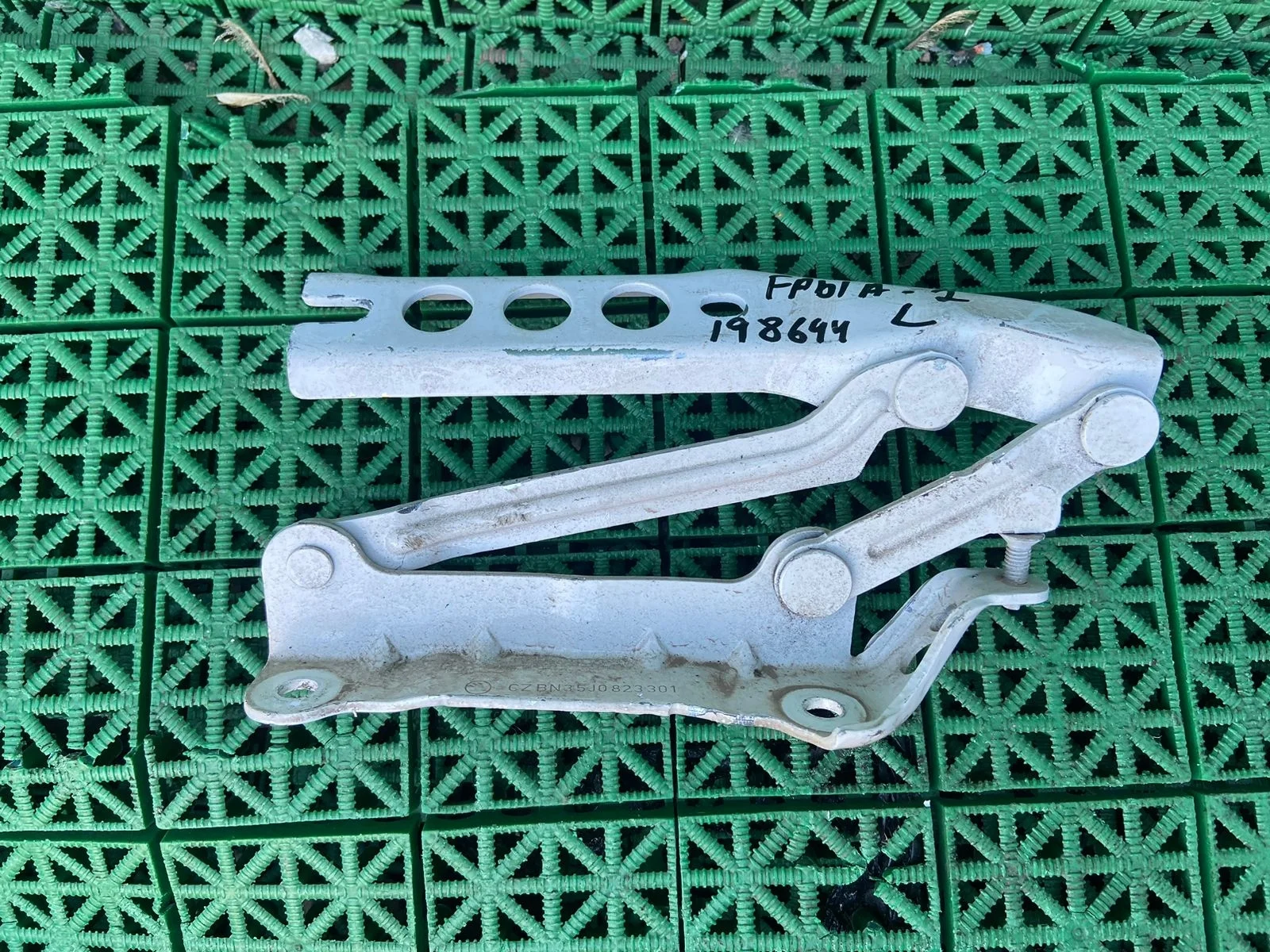 Петля капота SKODA FABIA 2, ROOMSTER 2007- левая белая б/у FABIA 2(2007-2015);ROOMSTER(2007-2015)