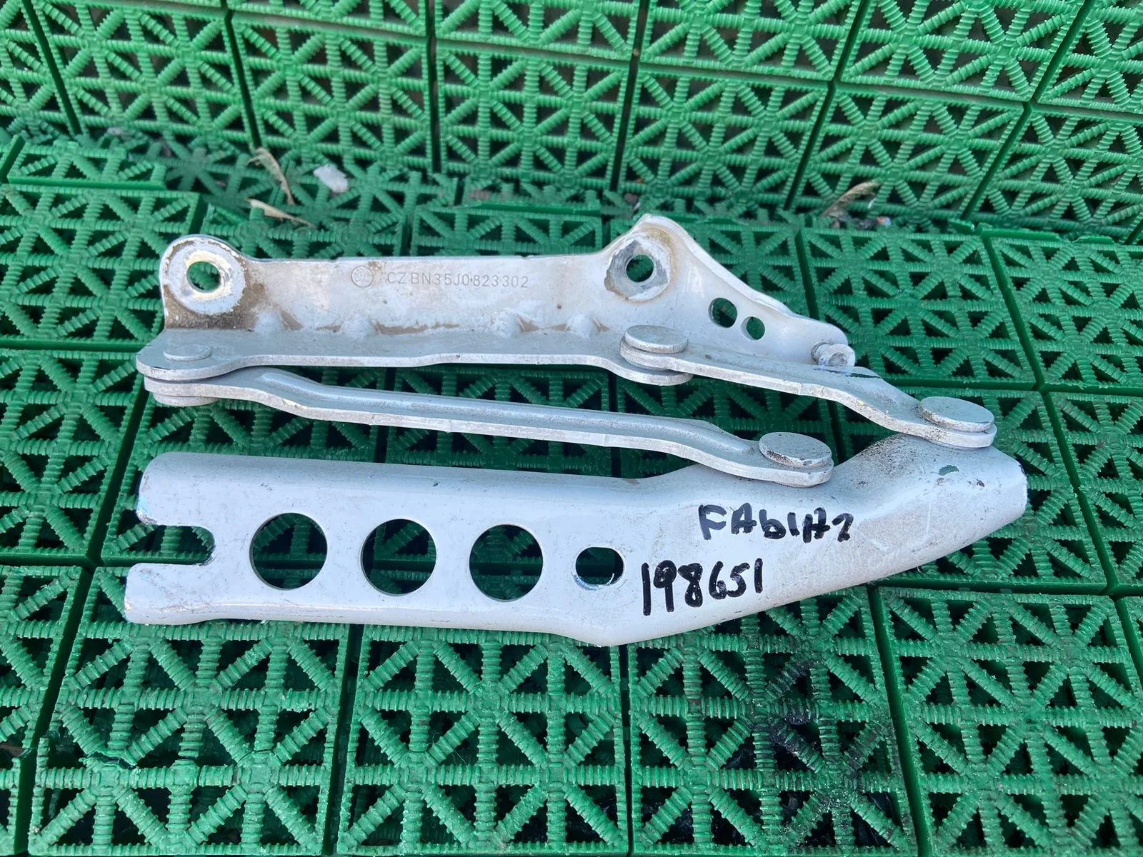 Петля капота SKODA FABIA 2, ROOMSTER 2007- правая белая б/у FABIA 2(2007-2015);ROOMSTER(2007-2015)