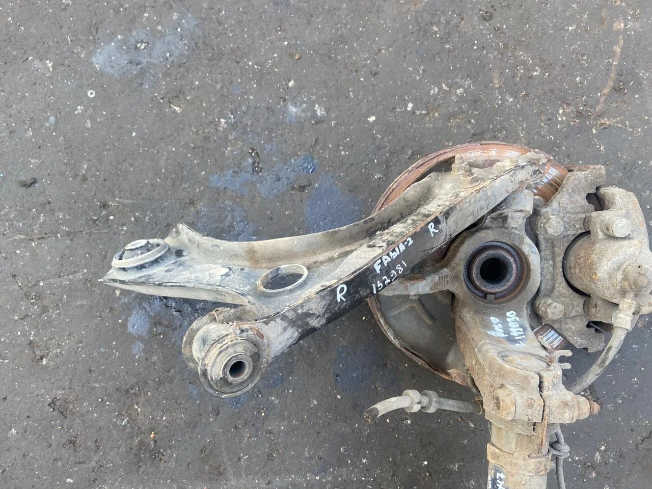 Рычаг передней подвески SKODA FABIA 2 2007- правый б/у FABIA 2(2007-2015)