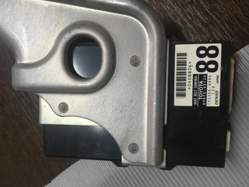 Блок управления ремнями безопасности TOYOTA LAND CRUISER 200 8981560130