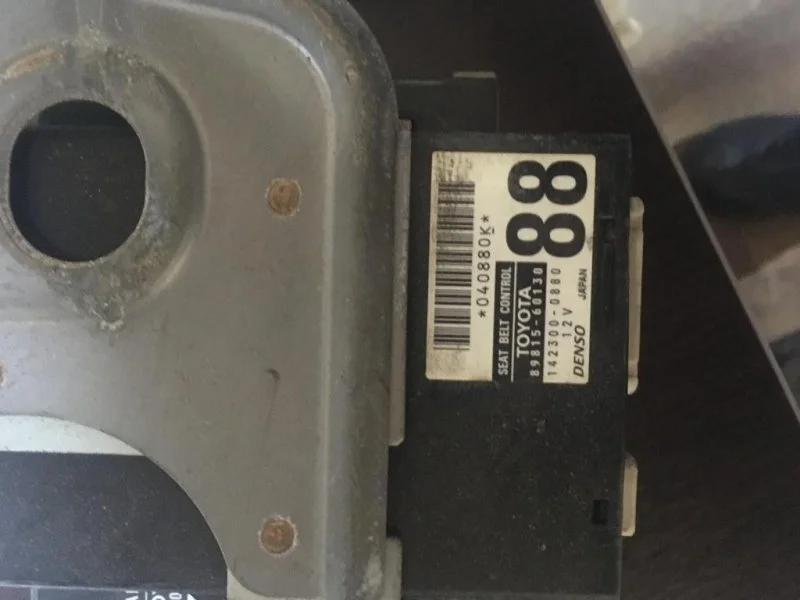 Блок управления ремнями безопасности Lexus LX570 8981560130