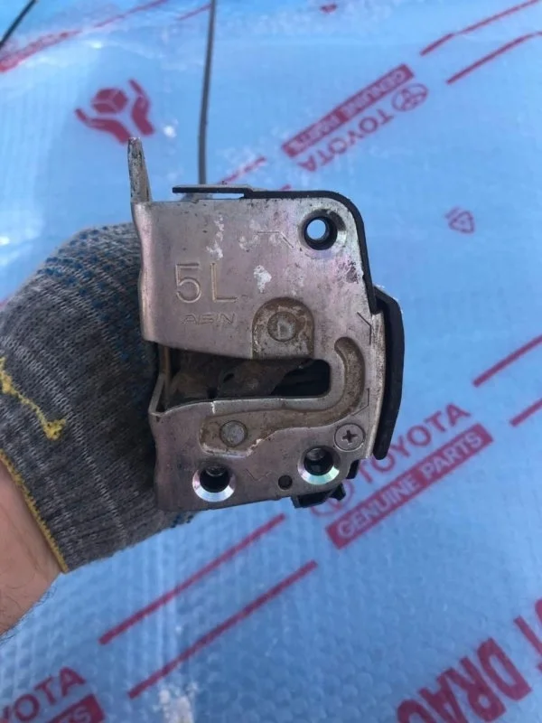 Замок крышки багажника TOYOTA LAND CRUISER 200 6939060050