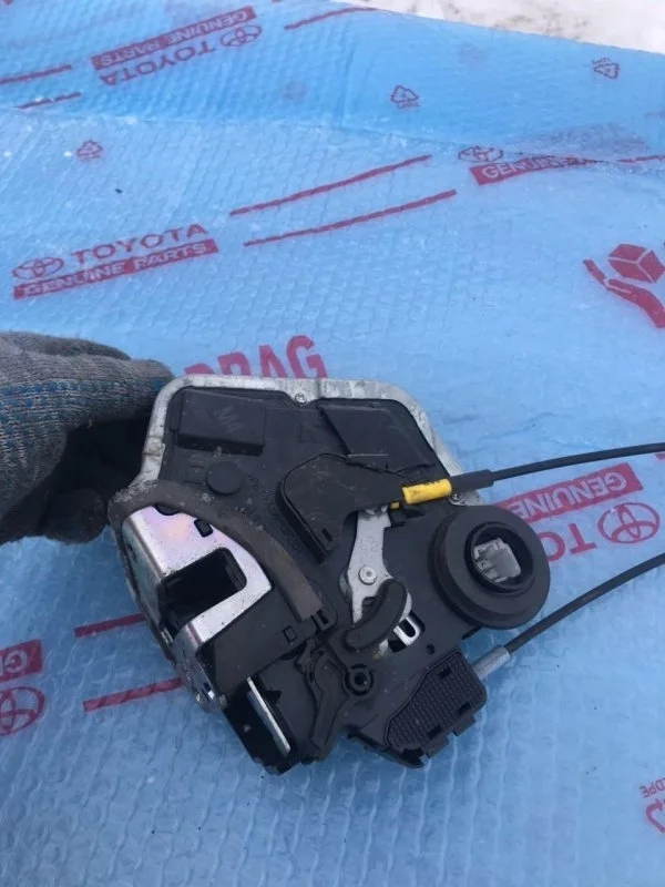Замок двери задней левой TOYOTA LAND CRUISER 200 6906060110