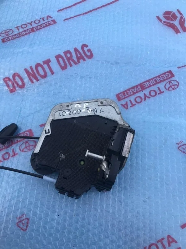 Замок двери задней левой TOYOTA LAND CRUISER 200 6906060110
