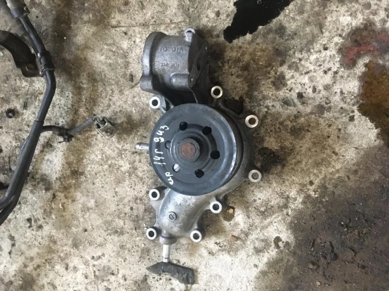 Насос водяной (помпа) Toyota Land Cruiser 200 2014 1610059365 4.5