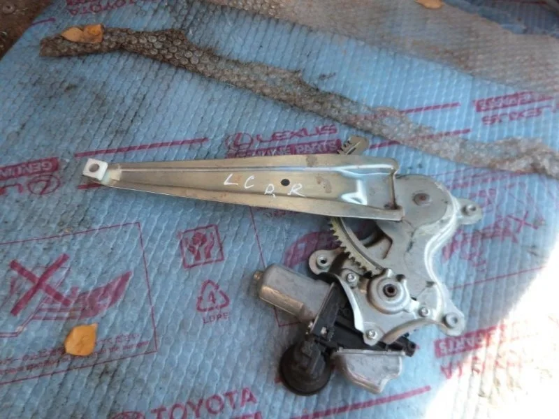 Стеклоподъемник электр. задний правый Toyota Land Cruiser 200 2012 6980335080 4.6