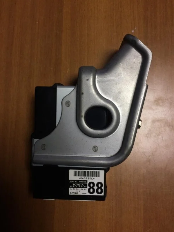 Блок управления ремнями безопасности TOYOTA LAND CRUISER 200 2012 8981560130 4.6