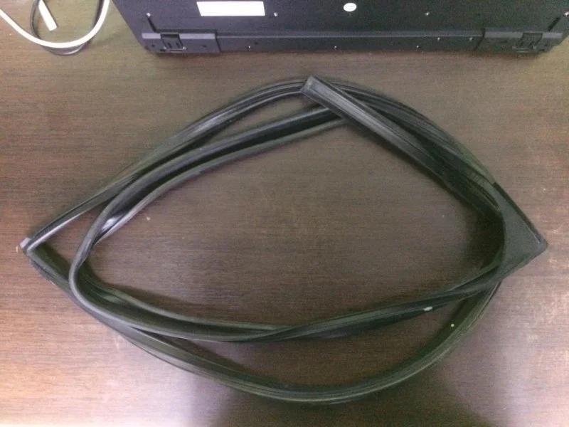 Уплотнитель стекла двери Lexus LX570 2017 6815260050 5.7, задний левый