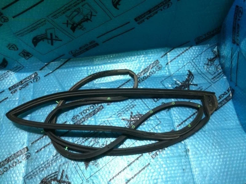 Уплотнитель двери TOYOTA Land Cruiser (150)-Prado 2009> 2012 6787160130 3.0