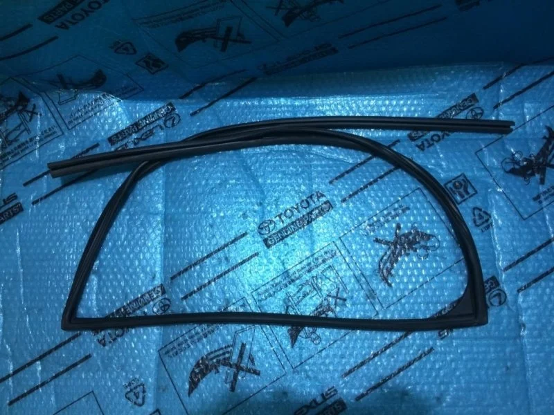 Уплотнитель стекла двери TOYOTA LAND CRUISER 200 2010 6815260050 4.7, задний левый