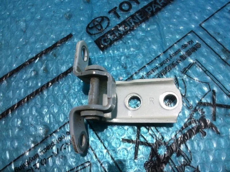 Петля двери задней правой нижняя TOYOTA Land Cruiser (150)-Prado 2009> 2012 6877052031 3.0
