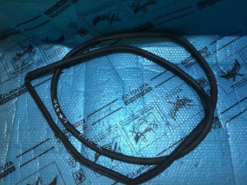 Уплотнитель двери передней правой(дверного проема) Lexus LX570 2010 6231160141 5.7