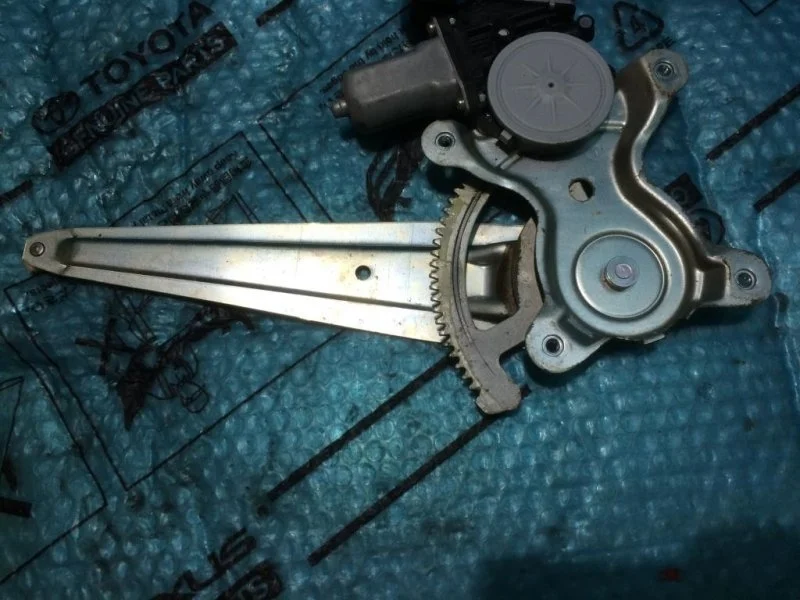 Стеклоподъемник электр. задний правый Toyota Land Cruiser 200 2012 6980335080 4