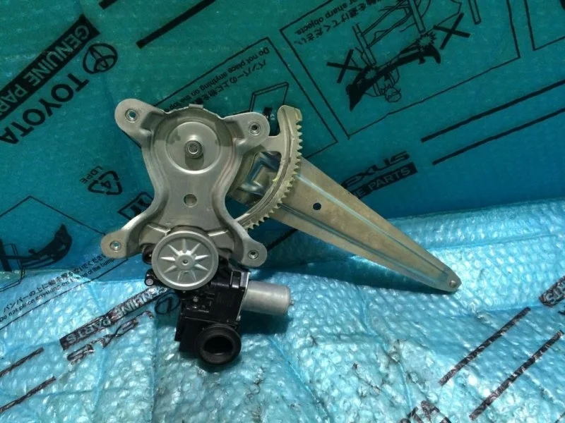 Стеклоподъемник электр. задний правый Toyota Land Cruiser 200 2016 6980335080 4.5