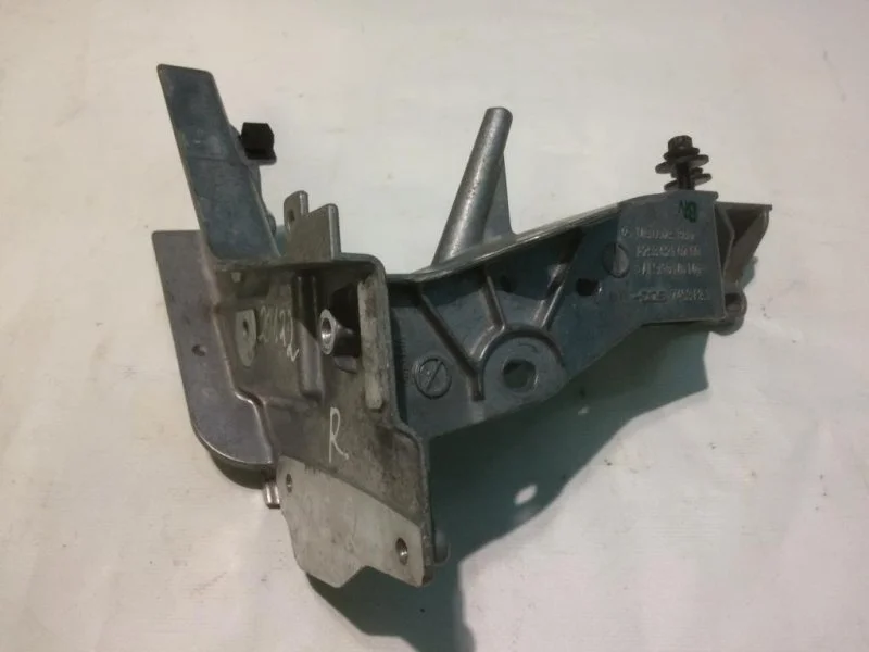 Кронштейн фары правый Mercedes-Benz W213 E-Klasse 2016> 2017 A2536210700