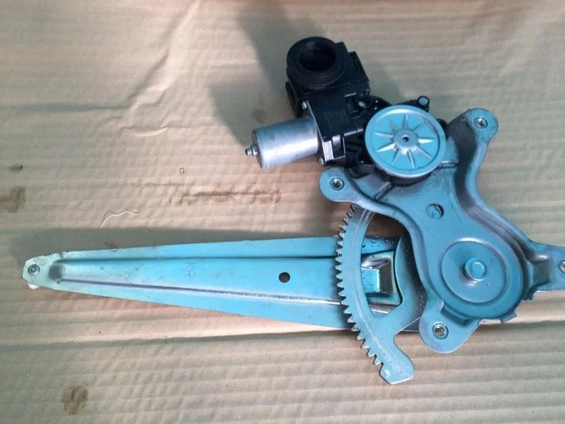 Стеклоподъемник электр. задний правый Toyota Land Cruiser 200 2015 6980335080 4.5