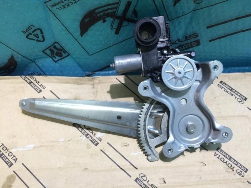 Стеклоподъемник электр. задний правый Toyota Land Cruiser 200 2016 6980335080 4