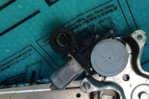 Моторчик стеклоподъемника задний правый Toyota Camry V40 2006-2011 2008 8572035140 3