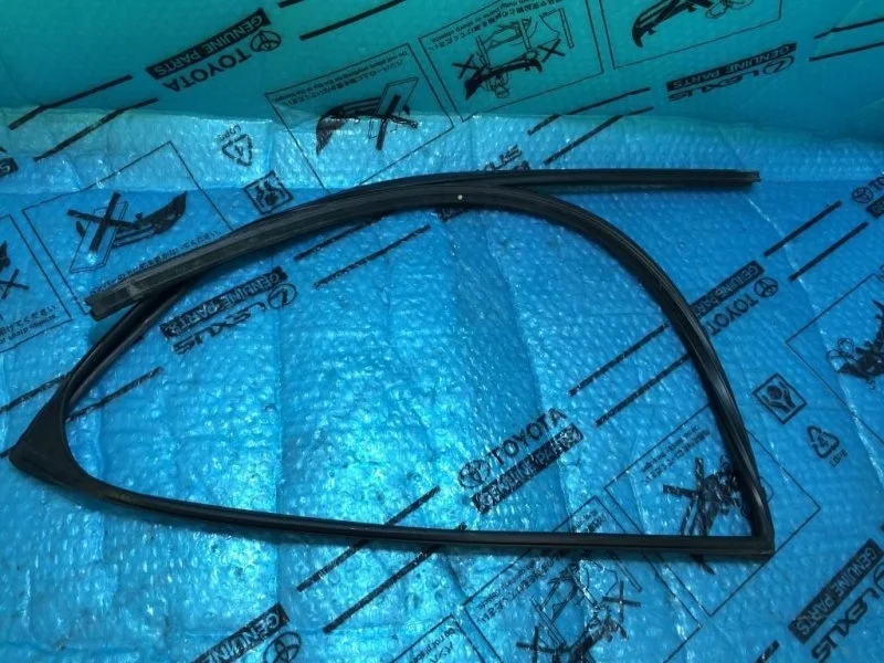 Уплотнитель стекла двери Lexus LX570 2010 6815260050 5.7, задний левый