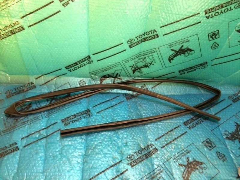 Уплотнитель стекла двери TOYOTA LAND CRUISER 200 2014 6814160070 4.5