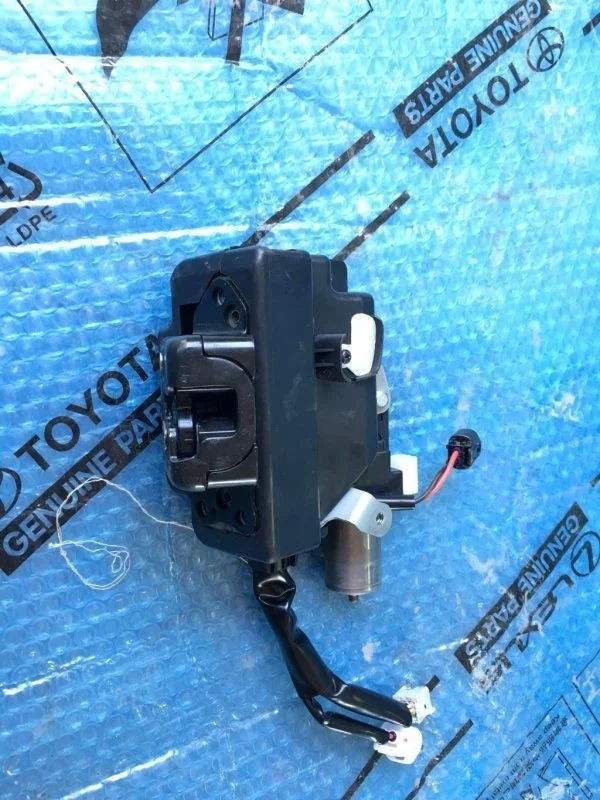 Замок двери багажника верхней Lexus LX450D 2018 6935060191 4.5