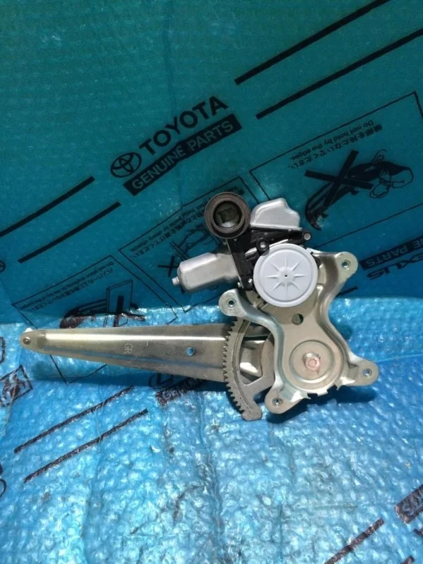 Стеклоподъемник электр. задний правый Toyota Land Cruiser 200 2014 6980335080 4.5