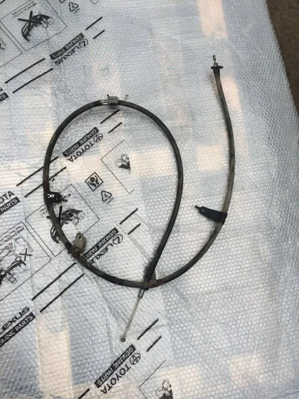 Трос стояночного тормоза правый Toyota Land Cruiser 200 4642060090