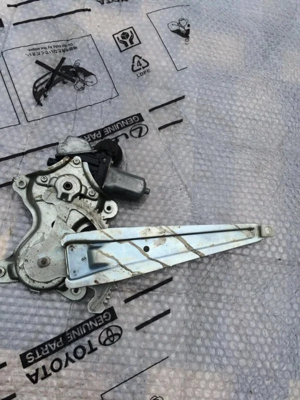 Стеклоподъемник электр. задний правый Toyota Land Cruiser 200 6980335080